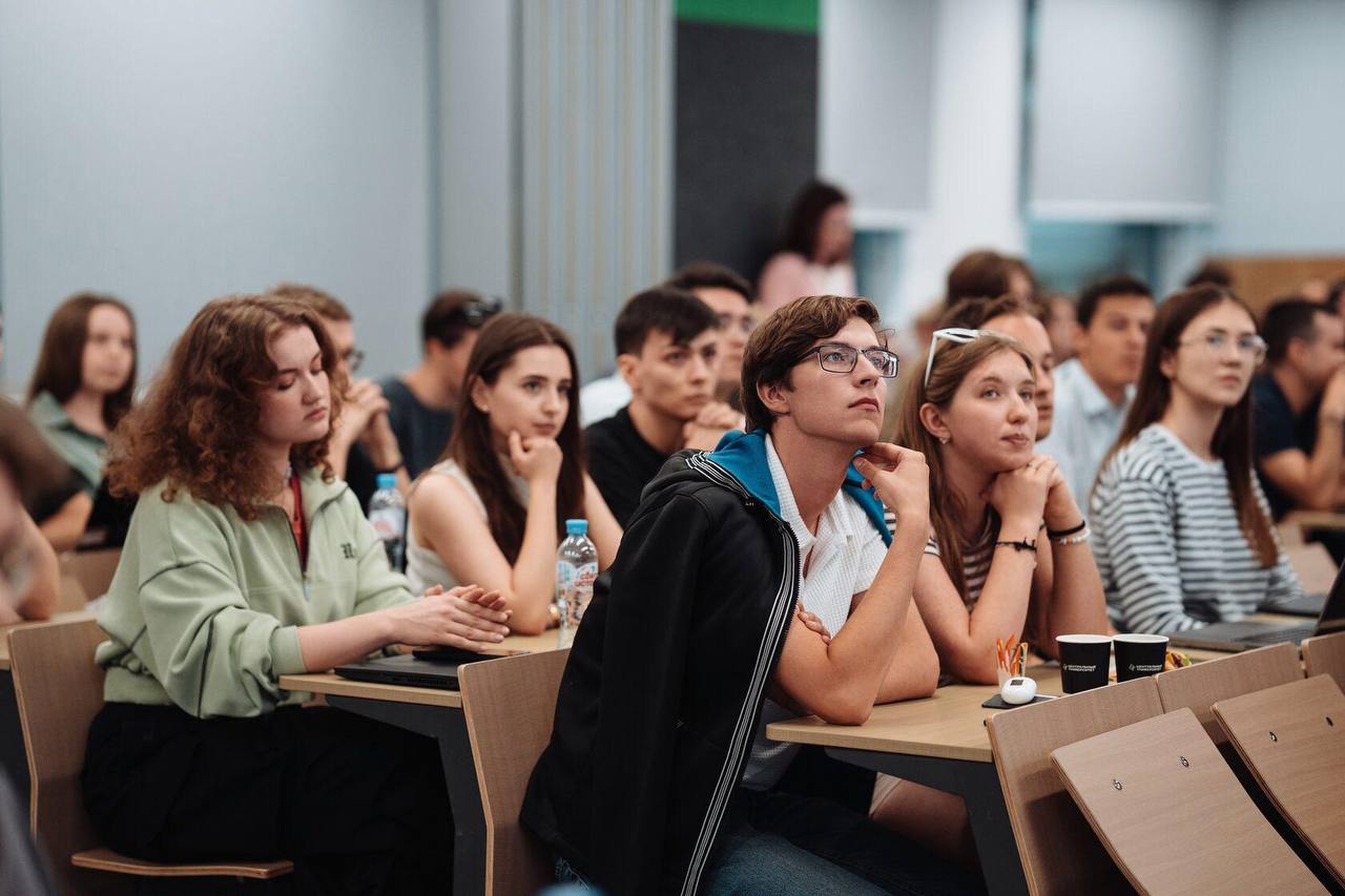Финал ВсОШ по математике страна встретит лучших школьников в Центральном университете Министерство просвещения утвердило проведение заключительного этапа Всероссийской олимпиады школьников по математике в 2025 26 учебном году Организатором финала выступит Центральный университет Участников с 14 по 20 апреля ждут два сложных теоретических тура насыщенная образовательная программа и экскурсии Победители традиционно получат значимые льготы при поступлении в ведущие вузы Центральный университет активно развивает олимпиадное движение в стране и мире Школьные сборные России под руководством вуза и партнеров трижды становились победителями в престижных мировых соревнованиях для старшеклассников