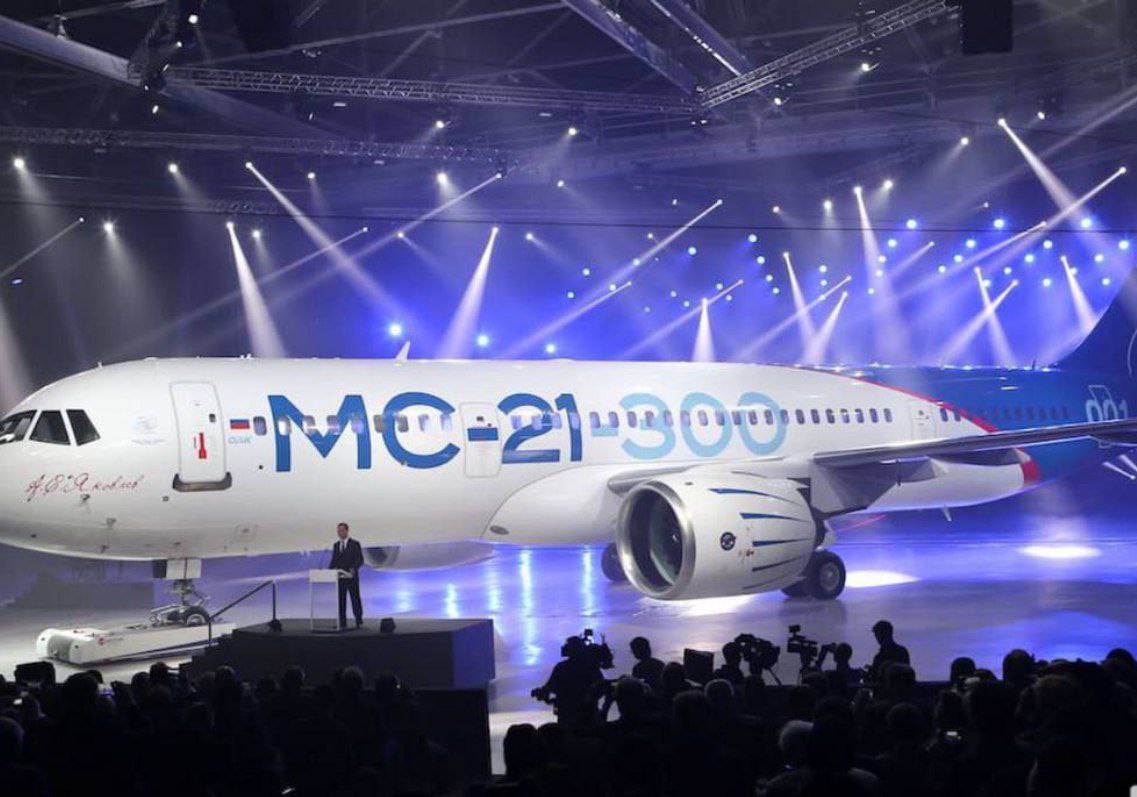 Самолет МС-21 назвали символом преодоления санкций. «Проект не просто жив, а готов пережить «Боинг», - заявил исполнительный директор «Ростеха»Олег Евтушенко. Сертификационные испытания МС-21 скоро начнутся в подмосковном Жуковском. Поставки в авиакомпании планируют начать в 2026 году.