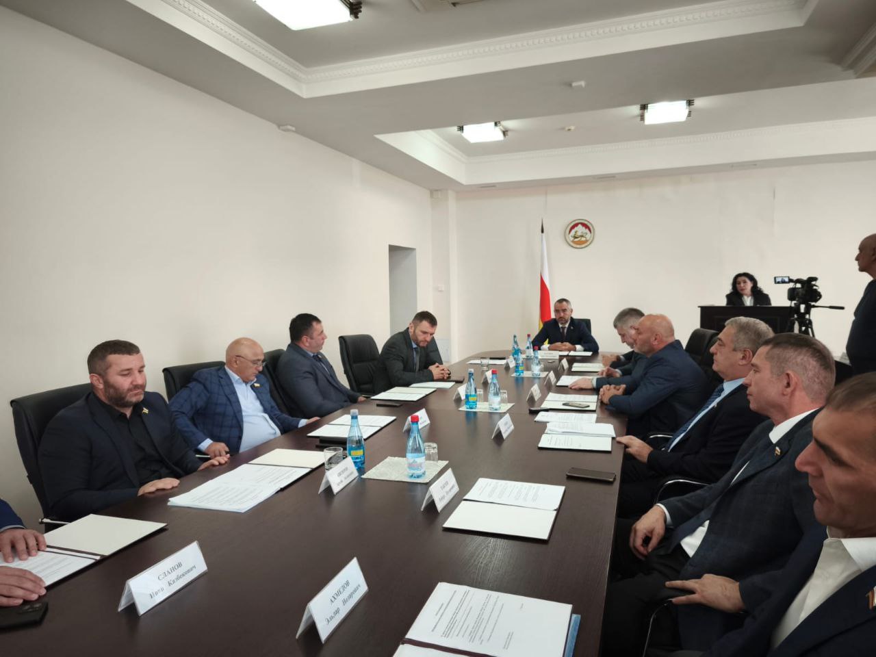 В парламенте Южной Осетии проходит первое заседание президиума после окончания летних каникул На повестке дня ряд законодательных инициатив касающихся функционирования государственных структур и социальной сферы Также будут обсуждаться корректировки в экономические программы направленные на поддержку предпринимательства Кроме того будет рассмотрен вопрос о чествовании видных деятелей республики Sputnikossetia social