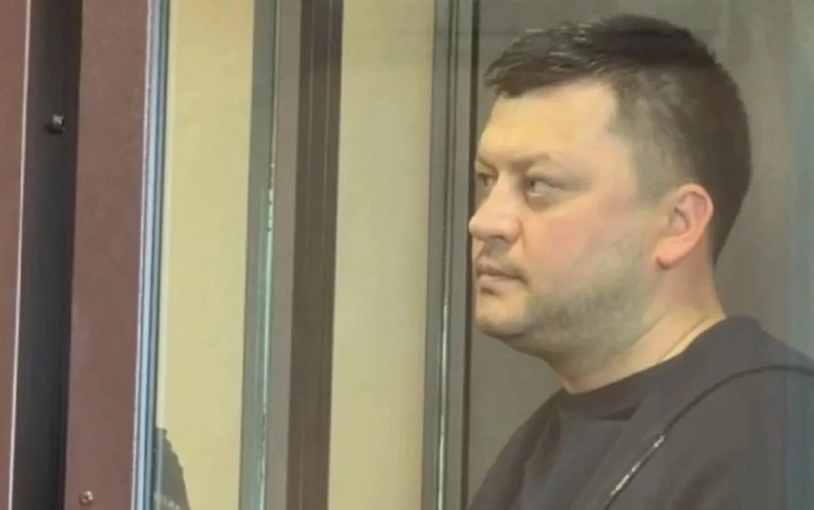 Верховный суд Башкирии заменил мэру Уфы Мавлиеву СИЗО на домашний арест Верховный суд Башкирии в среду 6 мая изменил меру пресечения мэру Уфы Ратмиру Мавлиеву с заключения под стражу на домашний арест Мера пресечения будет действовать до 28 июня В объединенной пресс службе судов региона сообщили что решение принято с учетом обстоятельств дела данных о личности Мавлиева и наличия у него малолетних детей Мавлиева задержали 28 апреля 30 апреля Советский райсуд по ходатайству следствия арестовал его до 11 июля Мэру башкирской столицы вменяют несколько эпизодов получения взятки и превышения полномочий Исполняет обязанности главы администрации первый вице мэр Сергей Кожевников РБК Уфа в Telegram РБК Уфа в MAX