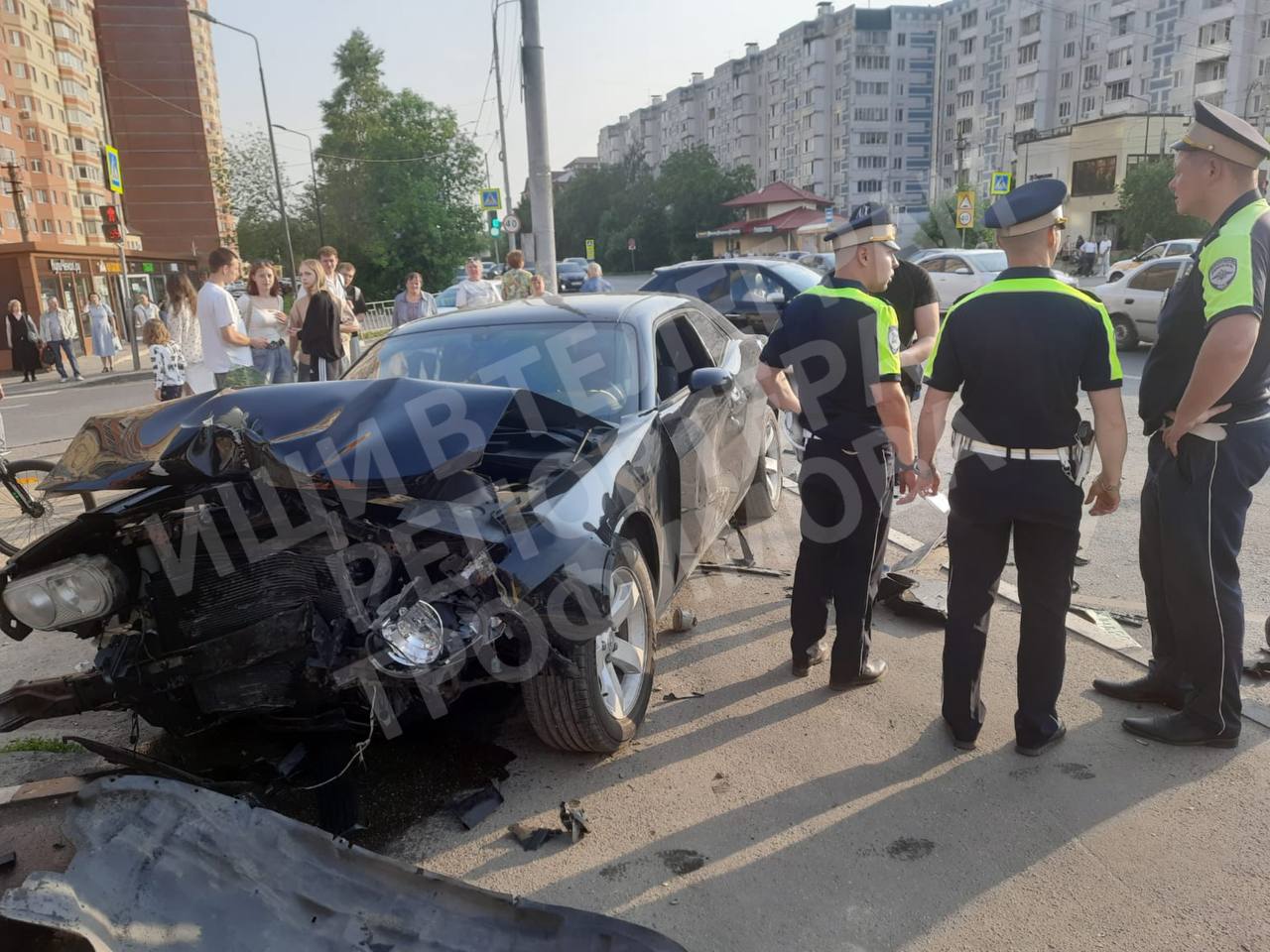 Реанимация прибыла на место жесткого ДТП в Сергиевом Посаде, где столкнулись два автомобиля, один из которых протаранил остановку общественного транспорта. Спасибо за фото и видео с места происшествия подписчикам канала Репортера Трофимова, в том числе Филиппу Логачева.