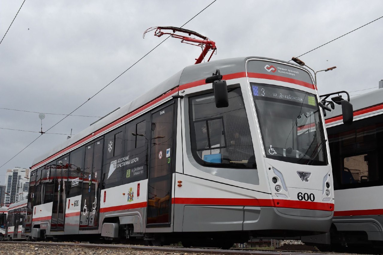 В Краснодар поступили 49 новых трамваев в 2025 году Вагоны обеспечивают посадку маломобильных граждан оснащены USB разъемами видеонаблюдением автоинформированием климат контролем медиапанелями и валидаторами для безналичной оплаты В 2026 году городской парк пополнится 10 трехсекционными моделями трамваев mintranskk