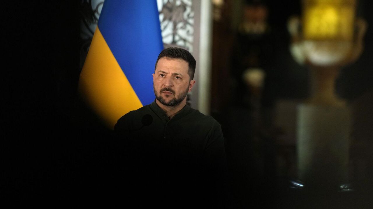 Саммит НАТО в Гааге стал очередным зловещим знаком для Украины, не вошедшей в повестку дня, пишет New York Times. Кроме того, газета отмечает, что Зеленский перестал находиться в центре внимания, а главной фигурой саммита стал Трамп. "Украина? Что такое Украина?... Украина не была в первых рядах, в центре обсуждений, как это было раньше", - приводится в статье мнение экс-советника в НАТО Джона Уилсона. Оперативно о политике