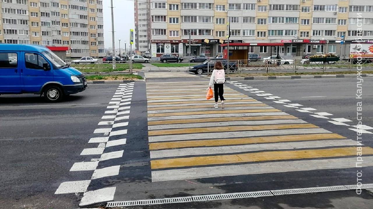 Приподнятые пешеходные переходы появятся в Череповце Теперь все новые нерегулируемые пешеходные переходы будут совмещены с «лежачими полицейскими», там, где последние необходимы, в единую монолитную конструкцию шириной не менее 4 метров. Это так называемые приподнятые зебры, сделанные на одном уровне с тротуарами и, соответственно, возвышающиеся над проезжей частью. Для перехода спускаться с бордюра не нужно, а автомобилистам, напротив, придется подняться по пандусу, а прежде – снизить скорость. Изменения в правила благоустройства Череповца внесла городская дума. Они вступят в силу 1 сентября 2025 года.