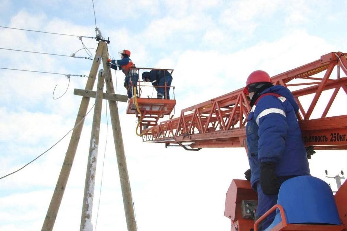 Губернатор потребовал уточнить сроки полного устранения последствий аварий на линиях электроснабжения На оперативном совещании губернатор Георгий Филимонов заслушал доклад заместителя губернатора Евгении Мазановой о ходе аварийно восстановительных работ на линиях электроснабжения и причинах массовых отключений произошедших в регионе Глава региона отметил что сухостой продолжает становиться одной из причин обрывов линий несмотря на масштабные работы по расчистке Почему сухостой всё ещё фактор аварийности Мы вырубили порядка 30 тысяч деревьев провели очистку линий Какие муниципалитеты оказываются в зоне риска Где самые труднодоступные локации Когда мы окончательно решим проблему подчеркнул Георгий Филимонов Евгения Мазанова пояснила что выпадение деревьев происходит за пределами охранных зон однако уже проводимая расчистка даёт эффект Дополнительной сложностью стало то что почва не успела промерзнуть и на проводах образовывалось налипание мокрого снега По её словам штаб по электробезопасности совместно с Россетями подготовил дорожную карту по усилению взаимодействия с лесничествами и расширению географии охранных зон Реализация мероприятий позволит существенно минимизировать аварийность в 2026 2027 годах Губернатор потребовал конкретных сроков восстановления электроснабжения Когда проблема будет решена Когда отключения прекратятся Заместитель губернатора сообщила Основные отключения будут ликвидированы в ближайший час остальные до 22 00 Работы продолжаются в круглосуточном режиме оперативные доклады поступают главе региона по мере устранения последствий непогоды Правительство Вологодской области Telegram MAX