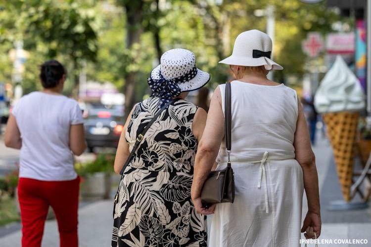 С сегодняшнего дня, 1 июля, пенсионный возраст для женщин в Молдове увеличен на полгода.  Теперь женщины будут выходить на пенсию в возрасте 61 года и 6 месяцев. Требуемый трудовой стаж составляет 34 года, как и для мужчин.  Изменения направлены на выравнивание пенсионных условий.    Кишинев Live. Подписаться