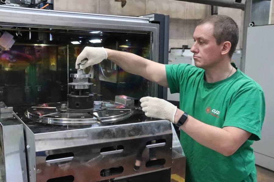 ⏰ ПК «Салют» получил от Москвы статус промышленного комплекса и сможет значительно снизить налоговую нагрузку  Предприятие признали одним из ключевых для отрасли машиностроения.  Новый статус поможет ПК «Салют» направить дополнительные средства на развитие производства и разработку изделий нового поколения.   В правительстве Москвы сообщили, что присвоение статуса промышленного комплекса позволяет заводам в два раза снизить налог на имущество, а ставку арендной платы уменьшить до 0,3 процента от кадастровой стоимости земельного участка, однако не уточнили, о каких суммах идет речь в данном случае. Подробнее…