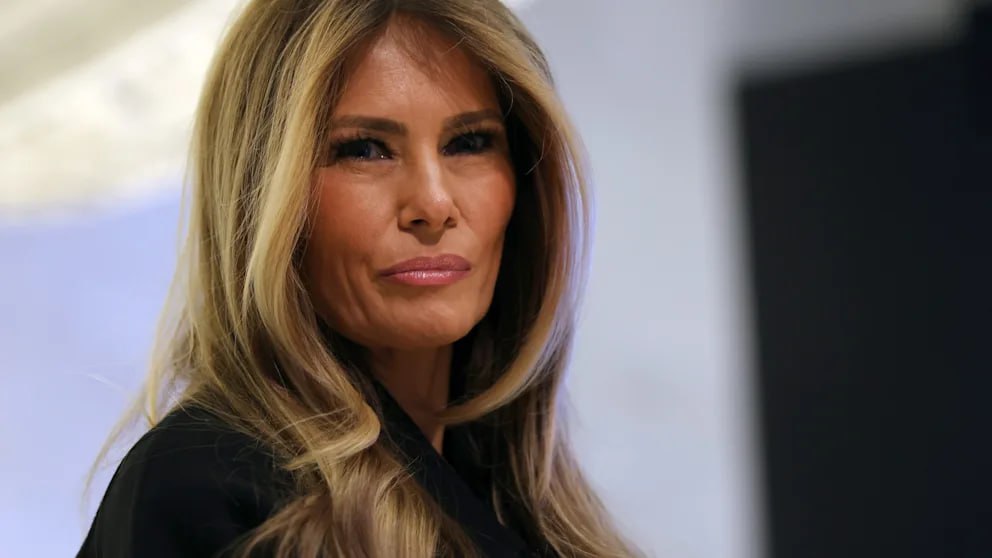 Никто не будет мне указывать что делать Мелания Трамп рассказала о съёмках документального фильма о первой леди На днях в США выйдет в прокат документальный фильм Мелания посвящённый жизни Мелании Трамп в течение 20 дней перед второй инаугурацией её мужа Дональда Трампа на пост президента США в январе 2025 года В эфире программы The Five на американском телеканале Fox News Мелания Трамп которая редко даёт интервью рассказала о процессе съёмок о публичных выступлениях своего мужа а также об их сыне Бэрроне Трампе Это была моя жизнь Где бы я ни находилась камеры были рядом С утра до вечера при всём что мне нужно было делать рассказывает Мелания о создании фильма Речь идёт в частности о повторном переезде в Белый дом подготовке к инаугурации её благотворительной деятельности а также моментах когда она проводила время с семьёй Мелания Трамп подчёркивает ни одна сцена не переснималась дважды Их общий с Дональдом Трампом сын Бэррон также появляется в нескольких сценах Когда его отец впервые въехал в Белый дом Бэррону было всего десять лет Сегодня ему 19 и в последней предвыборной кампании он сыграл важную роль помогал достучаться до более молодой аудитории Теперь он всё понимает он активно участвует Он знает что происходит в мире Он разговаривает со своим отцом Он разговаривает со мной говорит Мелания о жизни Бэррона как сына президента Ведущий программы также хотел узнать как первая леди относится к знаменитому танцу YMCA своего мужа согласно недавним сообщениям американских СМИ она считает его недостойным президента Мелания признаёт В некоторые дни это было неуместно и я говорила ему об этом Но это его танец и думаю людям он нравится Я очень сдержанный и избирательный человек в том что я делаю и чего не делаю когда я говорю и когда молчу Это моё решение и никто не имеет права указывать мне как поступать И я тоже никому не указываю BILD Russian