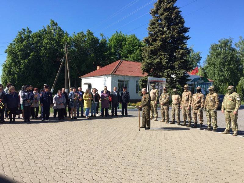 В Ракитянском районе появится сквер памяти участников СВО  В селе Венгеровка Ракитянского района обустроят сквер памяти участников СВО в 2025 году. Информацию о поиске подрядчика опубликовали на сайте госзакупок региона 16 января.  Согласно аукционной документации, муниципалитет заплатит исполнителю контракта почти 4 млн рублей. Подрядчику предстоит подготовить территорию к строительным работам, проложить кабели для устройства освещения, выложить тротуарную плитку и установить бортовые камни. Для озеленения участка строители завезут растительный грунт, обустроят клумбы, выполнят декоративную отсыпку оснований под деревья галькой.   В сквере установят памятную стелу, МАФы, скамейки и урны. Завершить работы планируется до 25 августа 2025 года.  Фото: Страница администрации Венгеровского сельского поселения «ВКонтакте»     Прислать новость