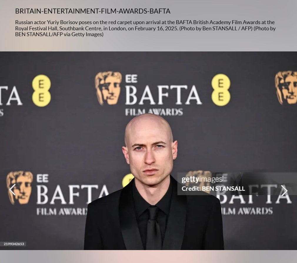 Фотожурналисты на премии BAFTA перепутали звезду «Аноры» Юру Борисова и композитора «Бруталиста» Дэниэла Блумберга. На снимке в фотобанке Getty Images английского музыканта представили именем российского актера.  Интересно, почему перепутали?    Блумберг забрал статуэтку за лучший оригинальный саундтрек к «Бруталисту», а Борисову повезло меньше — награду за лучшую мужскую роль второго плана получил Киран Калкин, снявшийся в «Настоящей боли».