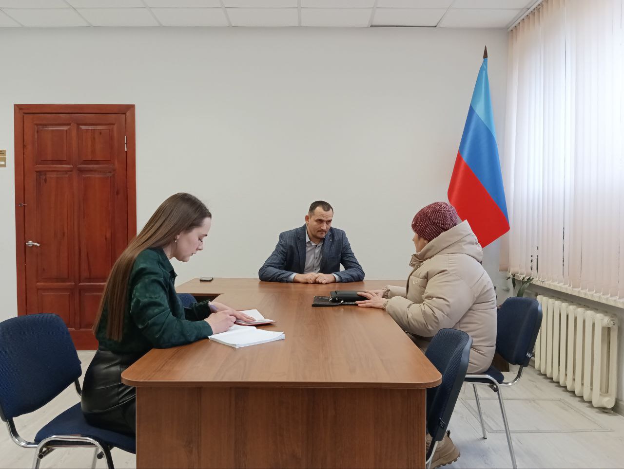 Врип Главы Славяносербского округа Вадим Евтушенко провел прием граждан. Жителей округа интересовало предоставление жилья, получение документов, обрезка деревьев и др. С каждым из обратившихся жителем велся обстоятельный разговор, подробно разъясняя положения законодательства, объясняя, чем может помочь администрация района, в каждом конкретном случае помогая совместно найти пути решения возникших проблем.