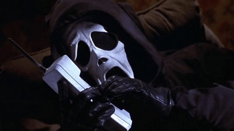 Фильмы ужасов помогают избавиться от тревожности и неопределенности Согласно новому исследованию фильмы ужасов имеют такую популярность у людей так как создают контролируемую среду в которой наш мозг практикуется в прогнозировании и управлении неопределённостью За основу исследования была взята теория функций мозга известная как предиктивная обработка Концепция предполагает что мозг постоянно строит прогнозы относительно поступающей сенсорной информации Исследователи пришли к выводу что подобные тренировки в общем и целом весьма полезны для нашего мозга так как способствуют его развитию борьбе с тревогой в неконтролируемых ситуациях и чувством неопределенности А вы любите фильмы ужасов да люблю пощекотать себе нервы оказывается это еще и полезно для мозга терпеть не могу половина из них очень глупые а вторая еще глупее мир наука культура здоровье