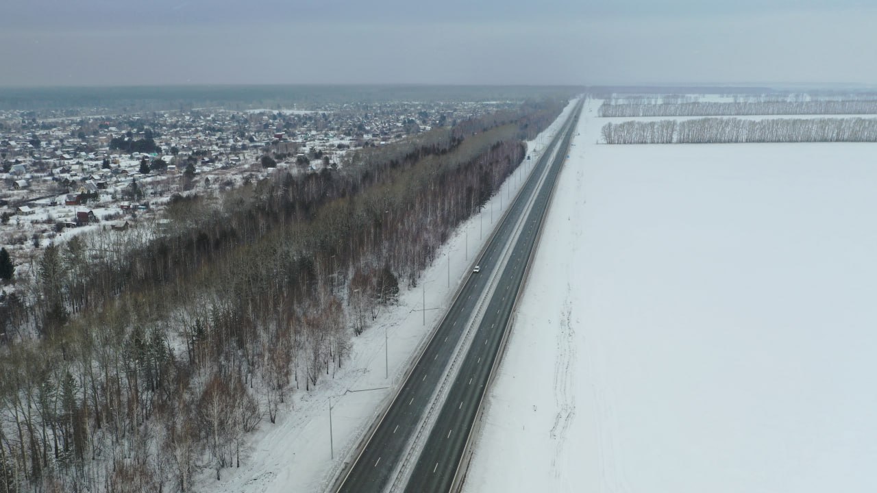 Чуйский тракт на подъезде к Барнаулу временно закроют для всех видов транспорта  Госавтоинспекция Алтайского края информирует участников дорожного движения об ограничении движения транспорта  Движение будет прекращено на участке от железнодорожной станции Развилка до совмещенного  Старого  моста через реку Обь на подъезде к краевой столице.    Мера вводится с 23:00 2 марта до 06:00 3 марта  время местное .  Дорожникам предстоит убрать снежные массы, скопившиеся на откосе железнодорожной насыпи. Снежный вал будут передвигать на противоположную сторону трассы.  ФКУ Упрдор «Алтай» приносит извинения за доставленные неудобства и просит учесть информацию при планировании поездок: выбирайте маршрут по Правобережному тракту.