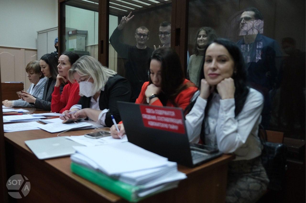 Фигурантам дела Весны запросили сроки от 8 до 13 лет Санкт Петербургский городской суд перешел к прениям сторон по делу активистов Весны Анны Архиповой Евгения Затеева Валентина Хорошенина Яна Ксенжепольского Василия Неустроева и Павла Синельникова Синельников и Хорошенин заявили что не будут участвовать в прениях доверив это адвокатам После этого судья Ирина Фурманова передала слово стороне обвинения Вина всех подсудимых доказана исследованными в суде доказательствами начала свое выступление прокурор Наталья Цепкало Сторона обвинения перечислила основные доказательства которые изучались в суде на протяжении года призывы к протестам в соцсетях Весны упоминания событий в Буче и потерь ВС РФ устав и манифест организации с призывами к люстрациям и реформам акцию Они воевали не за это к 9 мая 2022 года а также показания Валентина Хорошенина против других фигурантов дела Одной из экстремистских публикаций обвинение назвало комментарий анонимного пользователя Telegram под постом в канале Весны Он призывал применять насилие против ментов чтобы они боялись протестующих как на Майдане Комментарий был адресован неограниченному кругу лиц а подсудимые не предприняли попыток удалить его а значит по мнению прокурора должны быть привлечены к ответственности за публичные призывы к осуществлению деятельности направленной против безопасности государства По словам прокурора Цепкало все подсудимые осознавали преступность своих действий Разбирая акцию Они воевали не за это гособвинитель сослалась на речь Путина от 24 февраля 2022 года когда он обращался к украинским военным Ваши отцы деды прадеды не для того сражались с нацистами защищая нашу общую Родину чтобы сегодняшние неонацисты захватили власть на Украине Прокурор также заявила что показания Хорошенина нельзя считать оговором потому что никто из остальных подсудимых не отзывался о нем плохо и не имел с ним долговых обязательств Затем прокурор Мариинская запросила наказания для подсудимых Анна Архипова 13 лет колонии общего режима штраф 1 млн рублей лишение права заниматься деятельностью связанной с организацией общественных движений и публикацией информации на 12 лет ограничение свободы на 2 года Василий Неустроев 12 лет колонии штраф 1 млн рублей лишение права на 11 лет ограничение свободы на 1 5 года Ян Ксенжепольский 12 лет колонии штраф 1 млн рублей лишение права на 11 лет ограничение свободы на 1 5 года Евгений Затеев 10 лет колонии лишение права на 10 5 лет ограничение свободы на 1 год Валентин Хорошенин 8 лет колонии лишение права на 9 лет ограничение свободы на 1 год Павел Синельников 10 лет колонии лишение права на 10 5 лет ограничение свободы на 1 5 года Шестерых фигурантов дела Весны Анну Архипову Евгения Затеева Валентина Хорошенина Яна Ксенжепольского Василия Неустроева и Павла Синельникова обвиняют по статьям об организации экстремистского сообщества создании НКО посягающей на права граждан реабилитации нацизма распространении фейков об армии вовлечении в массовые беспорядки а также в публичных призывах к осуществлению деятельности направленной против безопасности государства Фото архив SOTAvision