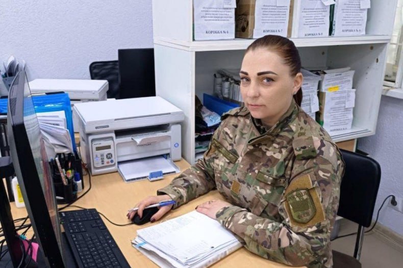 Вмешательство приставов обеспечило регулярность алиментных перечислений Сотрудники отделения судебных приставов по г. Свердловску и Свердловскому району ЛНР помогли матери двоих детей получить более 500 тысяч рублей алиментной задолженности. Кроме этого, положенные выплаты от бывшего мужа станут приходить на постоянной основе. Сославшись на отсутствие работы, мужчина перестал переводить денежные средства на содержание дочери и сына, но заверил экс-супругу в полном погашении долга после своего трудоустройства. Спустя полгода женщина узнала, что должник уже давно устроился на работу, однако алиментные выплаты от него по-прежнему отсутствовали. Запросы сотрудников органа принудительного исполнения в регистрирующие органы подтвердил факт официального трудоустройства мужчины. На основе полученной с места работы неплательщика информации о доходах была рассчитана сумма долга и принудительно списана с банковского счета мужчины. Читать далее...