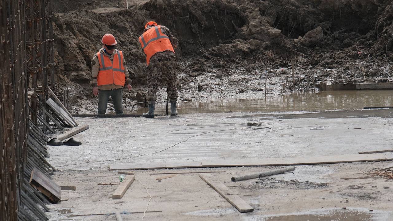 На Ставрополье установят шесть гидропостов для контроля уровня воды  На реках Ставрополья для контроля уровня воды и предупреждения паводка установлены 25 гидропостов Росгидромета и 10 автоматических гидропостов минприроды края. Каждые десять минут оборудование предоставляет информацию об уровне воды. До конца этого года на водоемах появится еще три гидропоста и такое же количество - в 2025-м. Об этом было заявлено на заседании правительства региона, которое провел губернатор Владимир Владимиров.