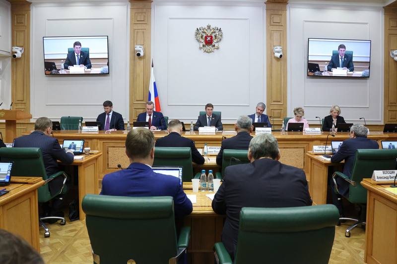 Новая Стратегия пространственного развития акцент на муниципальный уровень На заседании Совета по местному самоуправлению при Совете Федерации Федерального Собрания Российской Федерации сенаторы обсудили вопросы стратегического развития на уровне муниципалитетов Заседание возглавил Андрей Шевченко председатель Совета по местному самоуправлению при Совете Федерации ФС РФ председатель Комитета СФ по федеративному устройству региональной политике местному самоуправлению и делам Севера сопредседатель ВАРМСУ Основной темой обсуждения стали актуальные вызовы с которыми сталкиваются муниципальные образования в области стратегического планирования а также поиск эффективных решений для преодоления этих трудностей По словам Шевченко акцент был сделан именно на муниципальный уровень а не на межрегиональный и макрорегиональный Одним из ключевых инструментов реализации Стратегии является Единый перечень опорных населенных пунктов Эти пункты призваны стать центрами предоставления жизненно важных социальных услуг таких как медицинская помощь образование и культурные мероприятия для жителей прилегающих территорий Сопредседатель ВАРМСУ подчеркнул важность стратегического планирования Стратегическое планирование является важнейшим инструментом управления территорией муниципалитета позволяющим эффективно распределять ресурсы и обеспечивать его устойчивое развитие в долгосрочной перспективе Фото Ваш СЕНАТОР 56 ВАРМСУ СМО ДНР Подписывайтесь ВАРМСУ СМО ДНР Подписывайтесь