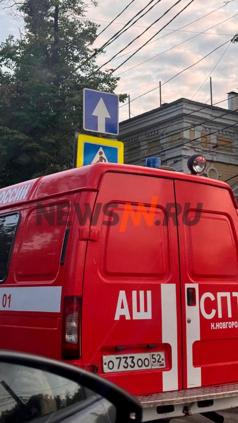 Сильный пожар произошел в районе Канавинского рынка в Нижнем Новгороде. Читатели NewsNN поделились фотографиями с места происшествия. На кадрах видно, как территорию охватил густой черный дым.