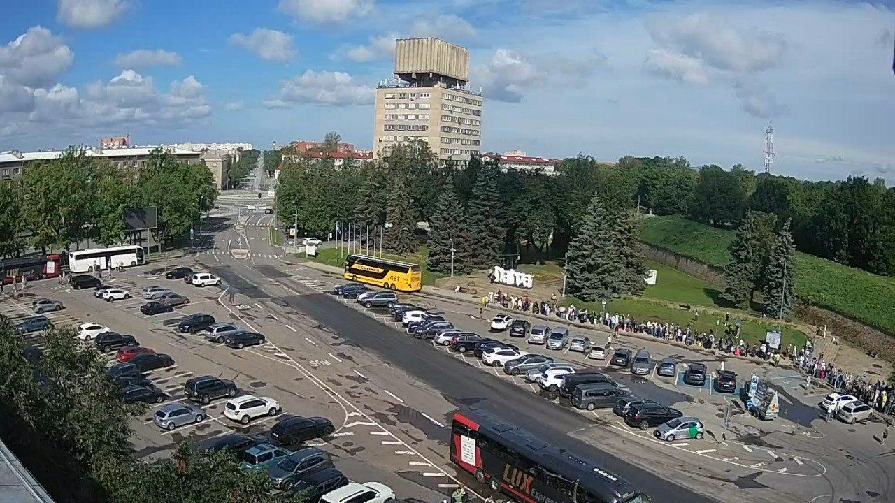 На границе Нарва – Ивангород образовалась очередь из прибалтийских туристов Людям приходится стоять по 8-10 часов, пишет SHOT. При этом, прибалты отмечают, что российские пограничники никак не препятствуют проходу в Эстонию. «Мучайтесь под солнцем. Вот вам типа плата за желание попасть в Россию»; «Два часа простояли с детьми в огромной очереди на эстонской границе, со стороны России — ноль»; «Все сделано для того, чтобы люди не посещали Россию», — говорят люди. В ожидании своей очереди люди приносят с собой стулья. Местные активисты обеспечивают всех желающих водой. Также появились «предприниматели», которые предлагают место в очереди за определенную плату — от 50 до 80 евро примерно 4600 рублей . В гости в Россию люди едут отдохнуть, а кто-то - закупиться продуктами, вещами и техникой, ведь все намного дешевле, чем в Европе. Online47 — Всё о Ленобласти и не только
