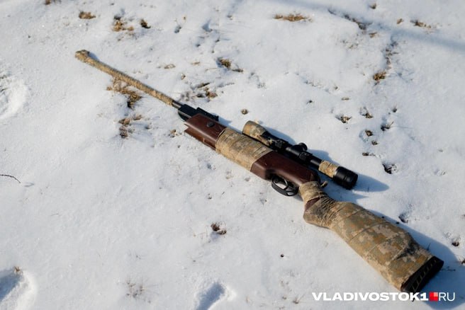 Мужчина застрелил другого охотника во время охоты в Хасанском районе По предварительным данным 13 декабря все произошло на территории охотничьих угодий Славянского участка Хасанской общественной организации охотников и рыболовов вблизи садоводо дачного товарищества Мир Подозреваемый держал в руках оружие в связи с неосторожным обращением выстрелил в сторону другого охотника Мужчина скончался от огнестрельного ранения Завели уголовное дело по статье Причинение смерти по неосторожности Подписаться