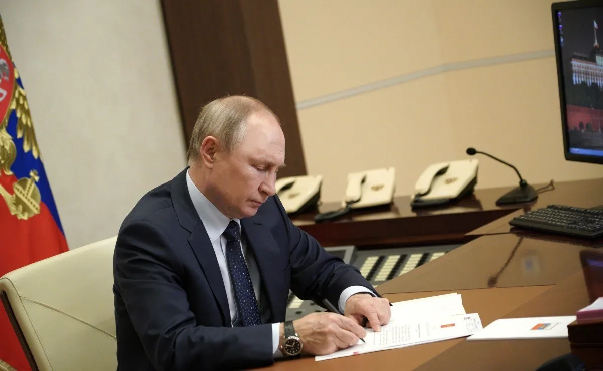 Россия будет председательствовать в ШОС в 2027 2028 годах Соответствующий указ подписал президент Владимир Путин Документом создан организационный комитет который возглавил помощник президента Юрий Ушаков В конце прошлого года между Секретариатом ШОС и Фондом Росконгресс было подписано соглашение о долгосрочном взаимодействии по развитию деловой конгрессно выставочной и информационной повестки организации Советник президента Антон Кобяков подчеркнул что председательство России станет важным этапом продвижения совместных инициатив направленных на развитие многополярного мира и укрепление архитектуры взаимодействия в Евразии Фото Кремль ру Быть в курсе Прислать новость Также подписывайтесь на наш новостной канал в MAX Вести Калмыкия