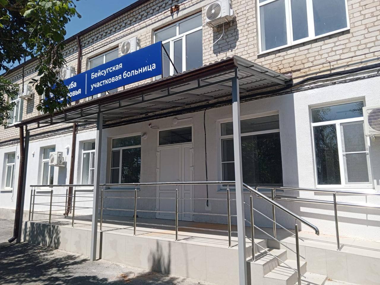 Вениамин Кондратьев: В Выселковском районе после капитального ремонта открыли Бейсугскую участковую больницу Губернатор Краснодарского края рассказал об обновлении системы здравоохранения в регионе. – В Выселковском районе после капитального ремонта открыли Бейсугскую участковую больницу. За ней закреплены 6 населенных пунктов, в которых проживают более 15 тысяч человек. В медучреждении будут вести прием врачи общей практики и педиатр. Оснастили больницу новым оборудованием, в том числе аппаратом ультразвукового исследования. Теперь жители смогут получать высококачественную диагностику и лечение. Стараемся развивать систему здравоохранения в каждом муниципалитете Кубани. За последние пять лет привели в порядок больше 270 больниц и поликлиник, до конца года капитально отремонтируем еще более 30 медучреждений, – сообщил Вениамин Кондратьев.