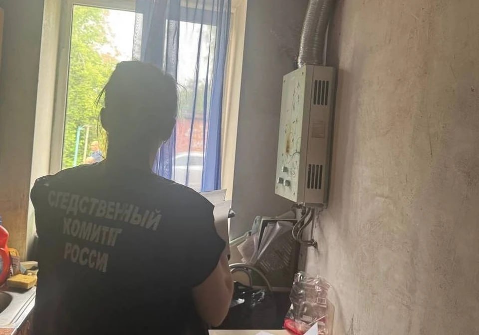 Двое подростков погибли в Перми в квартире на улице Охотников, отравившись угарным газом Известно, что ребята были в доме одни, без присмотра взрослых. Также известно о еще двоих 14-летних пострадавших: они госпитализированы, им оказывается медицинская помощь. В СК уже возбудили уголовное дел по ч. 3 ст. 109 УК РФ причинение смерти по неосторожности двум или более лицам . Подпишись на «КП-Пермь»