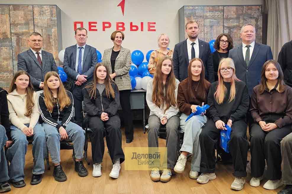 В Бийске состоялось масштабное профориентационное мероприятие Учимся сегодня делаем карьеру завтра на базе школы 1 Участие в нем приняли ведущие промышленные предприятия города Бийский олеумный завод БПО Сибприбормаш и ФНПЦ Алтай На открытии форума выступили глава города Виктор Щигрев и вице премьер правительства Алтайского края Юрий Абдуллаев Они отметили активное развитие промышленности Бийска создание новых рабочих мест с достойной зарплатой и перспективы наукограда как центра наукоемких технологий Как подчеркнул Виктор Щигрев мероприятие дало старт муниципальному проекту Наукоград для молодых задачей которого является возвращение массового интереса детей к научно техническому творчеству качественное профессиональное самоопределение старшеклассников для подготовки высококвалифицированных кадров наукограда Предприятия представили интерактивные площадки чтобы заинтересовать будущих специалистов