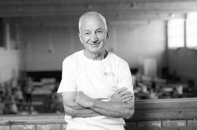 Ушёл из жизни знаменитый ставропольский спортсмен и тренер Василий Скакун На 82 м году жизни ушёл из жизни чемпион мира по спортивной акробатике 1974 года тренер и учёный Василий Скакун сообщила пресс служба Федерации гимнастики России Василий Скакун родился в 1944 году в селе Петровском ныне Светлоград Выпускник Ставропольского педагогического института заслуженный гражданин Ставрополя В 1963 году Василий Скакун выполнил норматив мастера по спортивной акробатике в 1965 году выиграл в Батуми первый розыгрыш Кубка СССР В 1973 году ставропольский спортсмен добился звания заслуженного мастера спорта СССР В середине 70 х годов ХХ века занялся тренерской работой Благодаря усилиям Василия Александровича в спорт пришла уникальная разработка специальная акробатическая дорожка ставшая мощным инструментом развития всей отрасли отмечают в Федерации гимнастики России Инновация предложенная Скакуном привела к изменению тренировочного процесса и значительно повысила уровень достижений спортсменов Благодаря своей разработке Скакун воспитал множество талантливых спортсменов среди которых 19 абсолютных чемпионов такого результате не смог добиться ни один тренер   Подписывайтесь на Аргументы и Факты Северный Кавказ Telegram МАХ