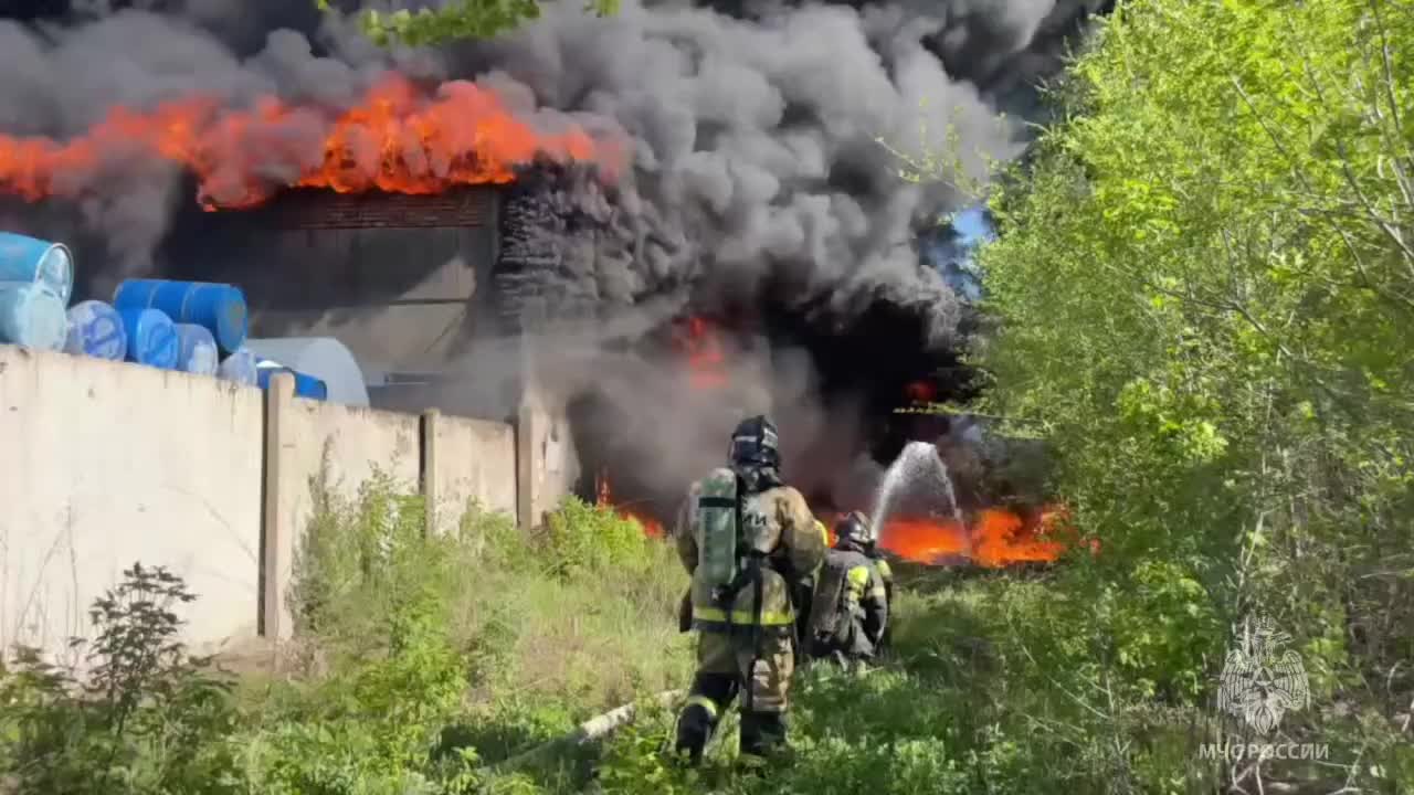 Пожар в лакокрасочном цехе Оренбурга: МЧС публикует видео
