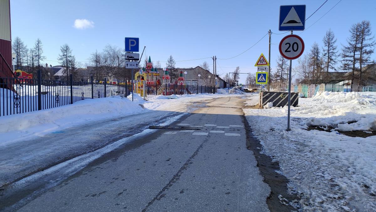 В 2025 году в рамках национального проекта отремонтируют автомобильную дорогу, ведущую от улицы Нефтяников до улицы Губкина  На территории посёлка Искателей в предстоящий дорожный сезон в рамках регионального проекта «Региональная и местная дорожная сеть» национального проекта «Инфраструктура для жизни» капитально отремонтируют часть автомобильных дорог. Одним из объектов капитального ремонта стала автомобильная дорога от улицы Нефтяников до улицы Губкина.  — Заключен государственный контракт между КУ НАО «Централизованный стройзаказчик» и ГУП НАО «Нарьян-Мардорремстрой» на капитальный ремонт автомобильной дороги «Проезд: улица Нефтяников — улица Губкина» протяжённостью 231 метр. Стоимость контракта составила 37,4 млн рублей с учётом средств федерального бюджета. Завершить работы подрядчику необходимо в срок до 1 октября 2025 года, — пояснили в Департаменте строительства, ЖКХ, энергетики и транспорта НАО.  В соответствии с проектной документацией, капитальный ремонт предусматривает работы по устройству дорожной одежды автомобильных дорог и тротуаров, электроосвещения, дренажных колодцев, установке дорожных знаков, перильного ограждения, а также нанесение дорожной разметки и наземных указателей.   — Данная автомобильная дорога обеспечивает транспортную доступность к ряду социально-значимых объектов в посёлке Искателей — Детской школе искусств, отделению Почты России, спортивной и детской площадкам, — добавили в профильном Департаменте.  Фото: пресс-служба Администрации НАО