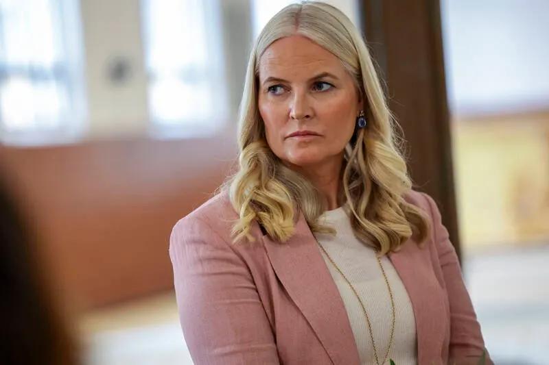 Кронпринцесса Норвегии извинилась перед королем за связи с Джеффри Эпштейном Кронпринцесса Норвегии Метте Марит выступила с официальным заявлением и принесла извинения королю и всему норвежскому обществу за свои контакты с осужденным сексуальным преступником Джеффри Эпштейном Поводом стали новые публикации и документы из которых следует что ее связь с Эпштейном была более продолжительной и тесной чем утверждалось ранее Я хотела бы принести свои глубочайшие извинения за мою дружбу с Джеффри Эпштейном Для меня важно извиниться перед всеми кого я разочаровала Некоторые сообщения между Эпштейном и мной не соответствуют тому кем я хочу быть заявила кронпринцесса Ранее когда информация об их контактах всплыла в 2019 году Метте Марит утверждала что прекратила общение с финансистом еще в 2013 году Однако новые файлы Эпштейна показали что это не так Особое возмущение в Норвегии вызвали данные о том что Метте Марит лично навещала Эпштейна в 2013 году и встречалась с ним во время отдыха в присутствии своих детей Скандал серьезно ударил по репутации королевского дома который и без того переживает тяжелый период В Осло сейчас проходит судебный процесс над сыном кронпринцессы Мариусом его обвиняют в четырех изнасилованиях BILD Russian