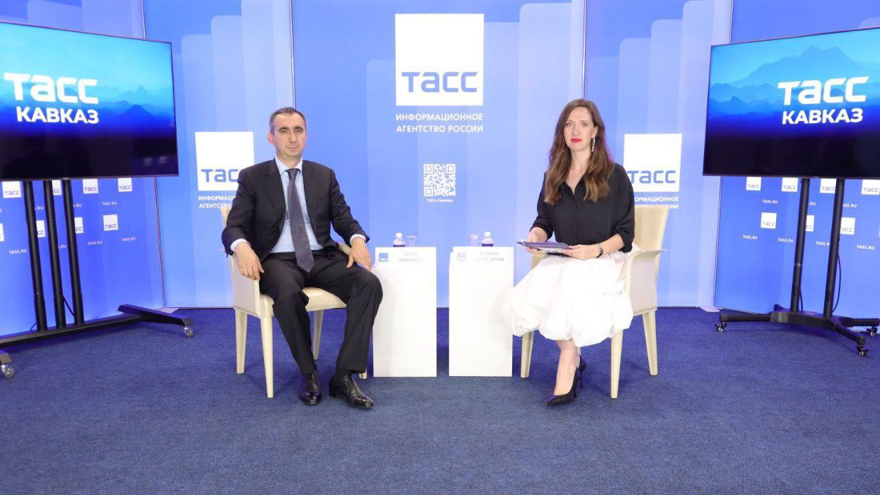 В Пятигорске, в региональном информационном центре "ТАСС Кавказ", началась пресс-конференция, посвященная управлению земельно-имущественным комплексом в Республике Дагестан. О реализации программы "Национальная система пространственных данных", консолидации газовых сетей, судебных делах в сфере земельно-имущественных отношений, а также реализации инвестиционных проектов расскажет заместитель председателя правительства Республики Дагестан – министр по земельным и имущественным отношениям Республики Дагестан Заур Эминов. Вы можете присоединиться к трансляции.