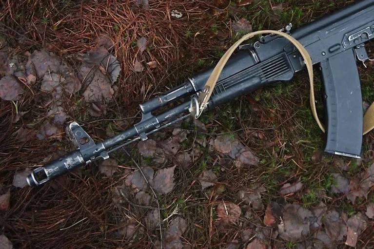 Отец застрелил сына и покончил с собой в деревне в Ленобласти Тела отца и его взрослого сына с огнестрельным ранением обнаружили в доме в деревне Большое Кикерино в Волховском районе Ленобласти Соседи слышали что семья ссорилась утром 22 декабря а потом раздались крики и выстрелы Теперь в обстоятельствах трагедии разбирается Следственный комитет Предварительно 64 летний мужчина застрелил 33 летнего сына а спустя время наложил на себя руки Если убийцей окажется не отец то виновнику грозит вплоть до пожизненного заключения Впрочем сейчас все выглядит так что за ружье хватался именно родитель Алексей Булатов Читай нас в MAX Читай нас в Telegram