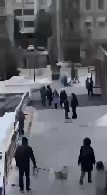 Эпическая битва Человека-паука и Снегурочки с гигантской крысой в Казани