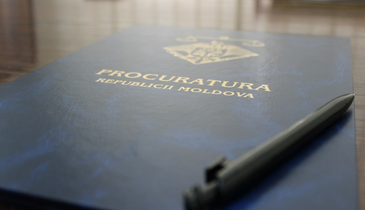 Не сегодня, Молдова: Плахотнюк официально отказался от экстрадиции из Греции Генпрокуратура подтвердила: «Апелляционный суд Афин проинформировал, что названный гражданин не согласен на экстрадицию в Республику Молдова». Между тем, греческие прокуроры всё же выдали ордер на арест на 40 дней - чтобы молдавская сторона могла подать запрос что уже сделано 24 июля . Видимо, возвращаться на родину под сопровождение бравых маски-шоу он пока не готов.