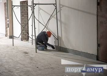 В Благовещенске иностранный повар работал строителем за что работодатель был оштрафован на крупную сумму Была проведена проверка исполнения миграционного законодательства сообщили в прокуратуре Амурской области Установлено что на строительной площадке многоквартирного дома к труду был привлечен мигрант который имел трудовую визу по профессии повар Фактически мужчина работал разнорабочим на стройке Прокуратура внесла руководителю фирмы застройщика представление об устранении нарушения а также возбудила дело об административном правонарушении По результатам рассмотрения трудовой мигрант переведен на работу в соответствии с разрешительными документами а застройщик признан виновным в совершении административного правонарушения стройфирме назначен штраф в размере 400 тысяч рублей