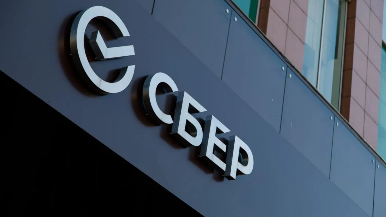 Сбер выпустил методику для управления роботизированными системами Ко Дню российской науки Сбербанк представил исследовательский отчёт Green VLA о технологии Vision Language Action VLA Такие модели основанные на ИИ позволяют роботам воспринимать окружение понимать команды и выполнять действия в реальном мире Публикация стала лидером по популярности на портале Hugging Face опередив проекты ведущих международных лабораторий В центре методологии практический подход к обучению роботов от базовой настройки до работы в реальных условиях Green VLA построенная на нейросети ГигаЧат предлагает целостную систему для создания надёжных робототехнических решений а не просто демонстрацию возможностей Подход уже показал высокие результаты на международных тестах и успешно управлял роботом более 10 часов без сбоев на конференции AI Journey 2025   Подпишись на MASHNEWS