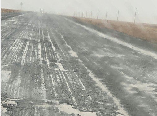 Трасса Атырау — Кульсары стала ловушкой для водителей  С началом ремонтных работ на трассе Атырау — Кульсары сняли слой асфальта, оставив дорогу в непригодном для передвижения состоянии, сообщает корреспондент Orda.kz.   Водители, вынужденные ежедневно пользоваться трассой, столкнулись с серьёзными трудностями. Из-за дождей ситуация только усугубилась: дорога превратилась в скользкую полосу, где управлять автомобилем стало крайне опасно. Местные жители и дальнобойщики жалуются, что передвигаться по этой дороге практически невозможно, и просят чиновников ускорить работы.  «Мы понимаем, что дорога нуждалась в ремонте, но нельзя же оставлять её в таком состоянии в дождливую осень. Куда смотрели летом?», — возмущаются водители.  Водители вынуждены двигаться с черепашьей скоростью, опасаясь попасть в очередную яму или занос.  Буквально на днях произошло серьёзное ДТП на 50-м километре трассы Атырау — Кульсары в Макатском районе. В результате аварии пострадали четыре человека. По словам очевидцев, возможное плохое состояние дороги стало одной из причин ДТП.   Ситуация вызывает волну возмущения среди жителей. Люди опасаются за свои жизни и здоровье, а также выражают недовольство медленным темпом ремонтных работ. Пока же водители продолжают лавировать между лужами и неровностями, надеясь, что обещания властей о скором завершении ремонта не останутся пустыми словами.  • Фото читателей Orda.kz