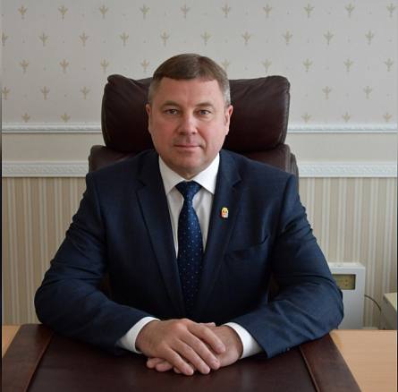 Глава Аксайского района взял на контроль инцидент со школьницей над которой издеваются из за гибели отца на СВО Глава администрации Аксайского района Константин Доморовский прокомментировал инцидент с избиением в школе 1 станицы Ольгинской Он сообщил что ситуация с первого дня находится на особом контроле всех ответственных служб По его информации сразу после инцидента девочка была осмотрена школьным медработником телесных повреждений обнаружено не было и она продолжила занятия Родители подростка нарушителя были незамедлительно вызваны в школу для беседы Администрация школы оперативно уведомила инспектора ПДН который выехал на место В настоящее время на месте работают также сотрудники областного подразделения по делам несовершеннолетних устанавливаются и опрашиваются все участники и свидетели Подросток ранее не состоявший на учете уже поставлен на внутришкольный учет по итогам Совета профилактики Завтра 29 января данный случай будет детально рассмотрен на заседании районной комиссии по делам несовершеннолетних с участием всех сторон Всем школам района поручено усилить профилактическую работу Ситуация недопустимая и требует пристального внимания Вопрос держу на личном контроле подчеркнул Доморовский пообещав сообщить о дальнейших решениях Помимо этого прокуратура Ростовской области начала проверку по факту этого инцидента В ходе работы будут установлены все обстоятельства произошедшего и дана правовая оценка действиям участников конфликта По итогам проверки прокуратура примет решение о мерах реагирования для восстановления прав пострадавшей и привлечения виновных к ответственности Подпишись на 1Rnd в МАХ Написать в редакцию