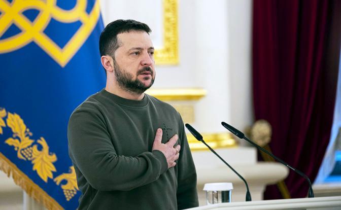Зеленский пообещал, что не будет президентом Украины больше 30 лет  Президент Украины Владимир Зеленский в интервью BBC заявил об отсутствии планов на длительное пребывание у власти. Он подчеркнул, что не собирается оставаться главой государства десятилетиями.  «Я не буду президентом 30 или 35 лет, поверьте мне. А это значит, что я должен пройти через эту работу и сохранить самоуважение. Для меня это очень важно», — цитирует его Lenta. ru.  Ранее американский журналист Рик Санчез напомнил, что экс-президент США Авраам Линкольн не отменял голосование, несмотря на боевые действия, и раскритиковал позицию Владимира Зеленского, отказывающегося проводить выборы в условиях конфликта.   : / Global Look Press   #Новости