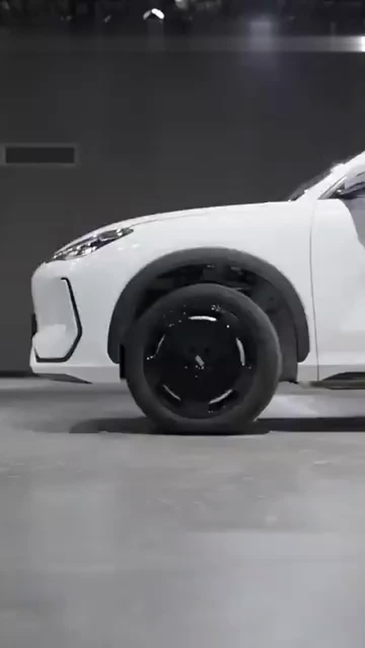 Geely представила прототип кроссовера EX5 с инновационной системой управления колесами