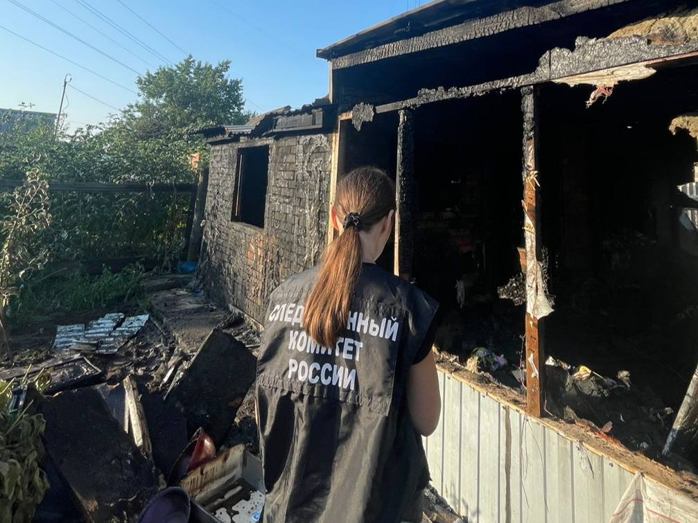 Следствие выяснит, почему в Саратовской области дети погибли на пожаре 16 июля в селе Ивановка Балаковского района произошел пожар в частном доме на улице Водной, в результате которого погибли 42-летняя женщина и двое ее детей 7 лет и 1 год . 43-летний мужчина с ожогами госпитализирован. СК возбудил уголовное дело по ч. 3 ст. 109 УК РФ причинение смерти по неосторожности двум и более лицам . Следователи осмотрели место происшествия и назначили экспертизы для установления причин трагедии. Прокуратура Саратовской области взяла расследование на контроль: на место выехал и.о. зампрокурора Балакова Алексей Авдеев, а региональный прокурор Сергей Филипенко поручил провести проверку Фото: СУ СКР по Саратовской области Все эксклюзивы