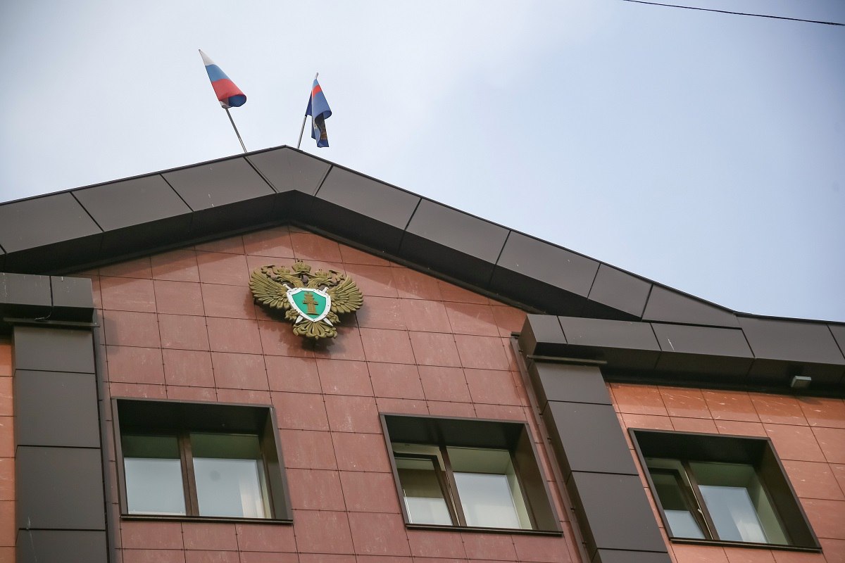 В крае после смерти женщины в пансионате завели уголовное дело В Минусинске завели уголовное дело на владельца пансионата после того, как там скончалась женщина-инвалид. В апреле 2025 года житель Абакана подыскал недееспособной матери дом в селе Селиваниха, специально оборудованный для пребывания пожилых людей и инвалидов. Предприниматель пообещала заботиться о матери мужчины. На деле же пациенты получали снотворное. Спустя месяц псевдоухода мать заявителя скончалась. Эксперты зафиксировали на ее теле гематомы и синяки, в крови обнаружили признаки отравления снотворным. Заведено дело об оказании услуг, не отвечающих требованиям безопасности.