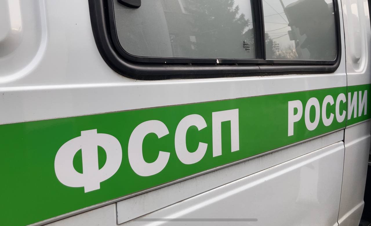 С начала года из Саратовской области выдворили 29 иностранцев нарушителей Среди них граждане Кубы и стран Центральной Азии Причиной отправки стало то что они не уехали из России по истечении 90 суток Приезжие проигнорировали требование миграционного законодательства и продолжали работать в Саратовской области Теперь они не смогут попасть в Россию в ближайшие 5 лет сообщили в региональном управлении Федеральной службы судебных приставов В прошлом году судебные приставы Саратовской области отправили домой 582 иностранных граждан Мы в MAX Мы в TG Прислать новость