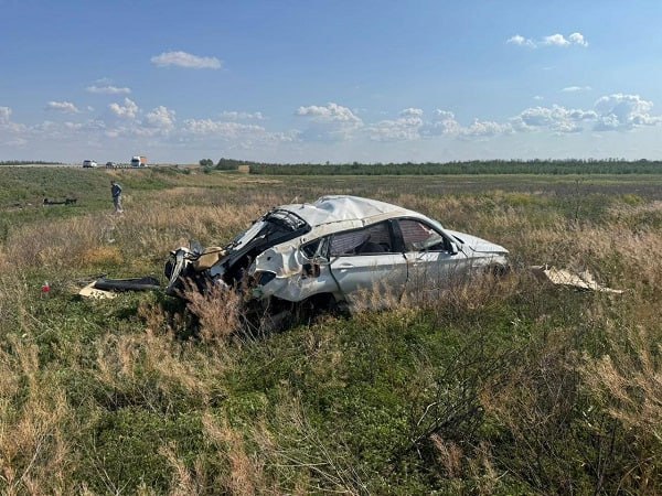 В Ростовской области на автодороге Азов – Староминская произошло смертельное ДТП На автодороге Азов – Староминская в Ростовской области произошло дорожно-транспортное происшествие со смертельным исходом. Об этом сообщили в региональном управлении Госавтоинспекции. Авария случилась днем 17 июня на 27-м км трассы. «Водитель 1974 г. р., управляя автомобилем BMW, по предварительным данным, при выполнении маневра обгон не справился с управлением и допустил наезд на МБО, после чего по инерции продолжил движение в левый резерв дороги с последующим опрокидыванием», – пишет источник. В результате ДТП пассажир автомобиля BMW скончался в медицинском учреждении. Его личность устанавливается. Водитель иномарки с травмами был доставлен в больницу. Подписаться на "Новости Ростова" Прислать новость