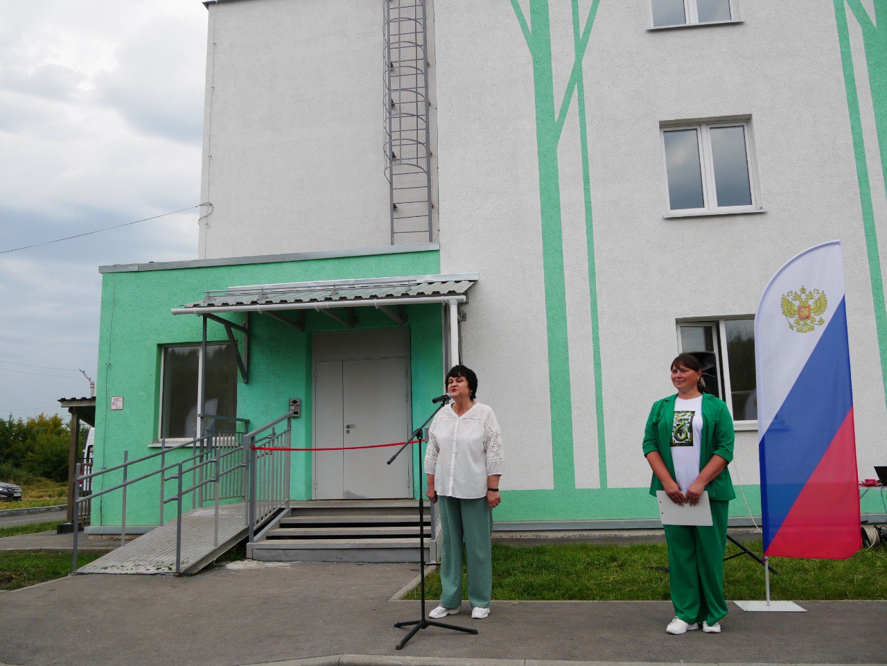 В Топках по нацпроекту заселили новый дом для детей-сирот Ключи от благоустроенных квартир в новом трёхэтажном жилом доме в Топках получили девять детей-сирот и оставшихся без попечения родителей. «Строительство многоквартирного дома велось в рамках национального проекта «Инфраструктура для жизни», инициированного Президентом России Владимиром Путиным. Обеспечение социальным жильём — одно из ключевых направлений работы правительства Кузбасса. В перспективе на этом участке планируется строительство ещё четырёх многоквартирных домов. Это позволит улучшить жилищные условия большему числу льготников», — отметил губернатор Кузбасса Илья Середюк. Общая площадь дома — более 500 кв. метров. В каждой квартире выполнена чистовая отделка, установлена сантехника, пластиковые окна и межкомнатные двери, а также приборы учёта горячей и холодной воды, электросчётчики. В рамках благоустройства придомовой территории организованы парковочные места. В нескольких минутах ходьбы расположен детский сад, остановка общественного транспорта и магазины. Всего с начала текущего года улучшили свои жилищные условия 442 кузбассовца из числа детей-сирот, 199 из них получили жильё в новых многоквартирных домах.