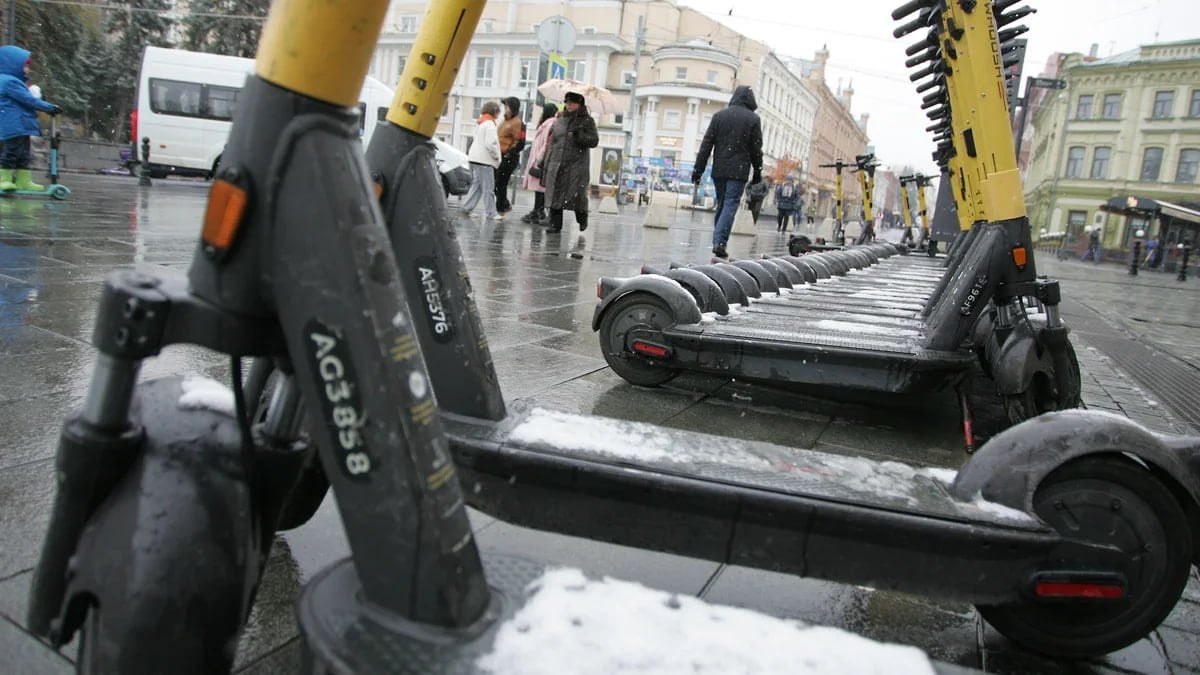 Самокатам запретят ездить еще по 15 улицам, паркам и мостам Нижнего Новгорода  Ограничения начнут действовать, когда в городе вновь заработают сервисы кикшеринга.  Передвигаться на средствах индивидуальной мобильности запретят:   на улицах Стрелка, Большая Покровская  до пересечения с Малой Покровской , Малая Покровская, Рождественская, Кожевенная,   на площади Революции и площади Горького,   на набережной Федоровского и Верхневолжской набережной,   в парке «Дубки» и детском парке имени Свердлова,   на Канавинском, Молитовском, Мызинском мостах и автомобильной части метромоста.  На нескольких улицах власти ограничат скорость движения самокатов.  Фото: Роман Яровицын, Коммерсантъ    Подписывайтесь на «Ъ-Приволжье» Оставляйте «бусты»