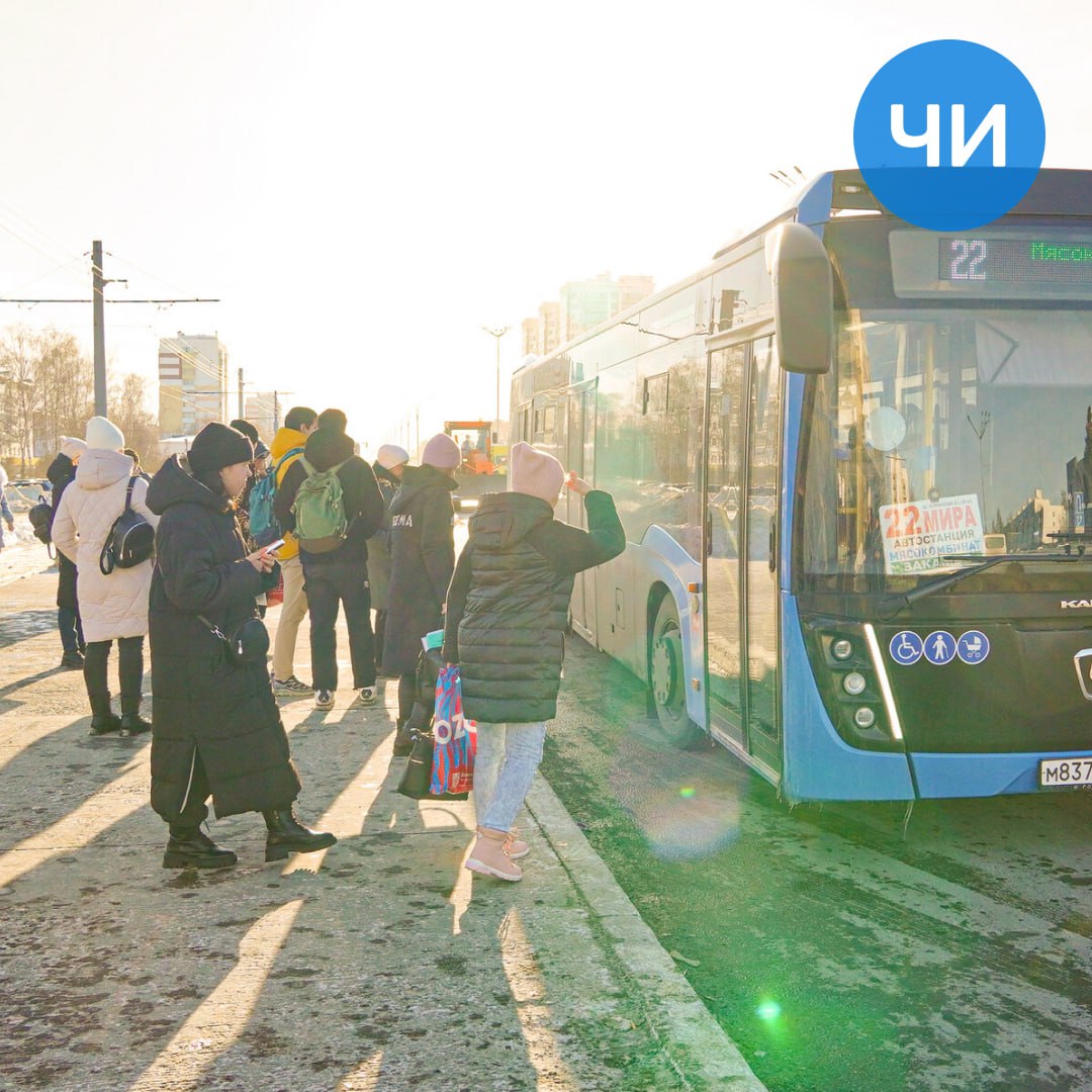 Утренний мороз и сквозняки Горкоммунхоз объяснил почему в автобусах холодно Компания Горкоммунхоз объяснила пассажирам почему в салонах автобусов бывает холодно В социальных сетях челнинцы пожаловались на то что в морозные дни во время поездок в автобусах не то что не смогли согреться но даже замерзли И высказали предположение что в общественном транспорте не включают отопление Представитель Горкоммунхоза заявил что отопление в автобусах включено Но утром когда основная масса едет на работу транспорт не успевает прогреться К тому же из за частых открываний дверей в салоны постоянно задувается холодный воздух chelny news1