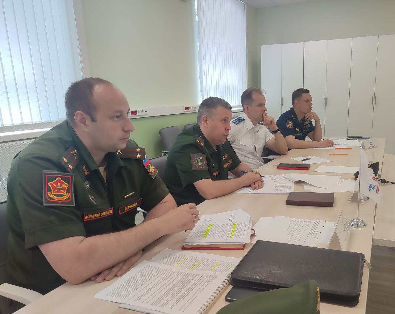 Калужский филиал фонда «Защитники Отечества» совместно с прокурорами продолжает помогать ветеранам и их семьям разобраться в юридических вопросах.    На площадке калужского отделения фонда приём провели и.о. прокурора Калужской области Владимир Орлов, военный прокурор Калужского гарнизона Алексей Маняхин, начальник отдела военного комиссариата Михаил Борис и руководитель филиала фонда Артур Титов.    На этот раз родные и близкие бойцов СВО обратились за содействием в получении положенных выплат и мер социальной поддержки, вопросам лишения родительских прав, перевода военнослужащего в другую часть и т.д.    По итогам встречи всем заявителям были даны разъяснения в соответствии с действующим законодательством и приняты письменные обращения. Кроме того, участникам были оказаны услуги по юридической помощи, включая составление исковых заявлений для обращения в суд.    Напомним, приём по правовым вопросам осуществляется по предварительной записи через социальных координаторов филиала фонда «Защитники Отечества».